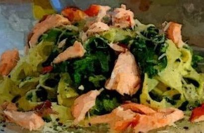 Eine fertige Hundemahlzeit aus Linguine mit grünem Pesto, Thunfisch und Parmesan.